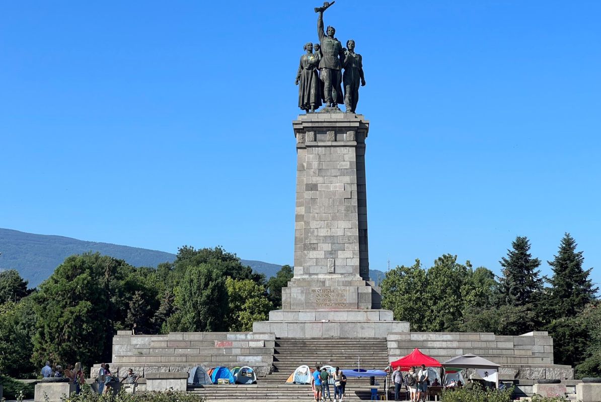 Поредна демонстрация пред Паметника на Съветската армия срещу започналата процедура