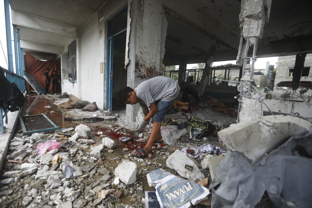 Десетки са загинали при израелски въздушен удар в училище управлявано