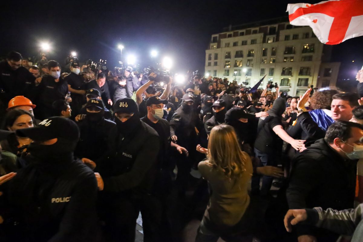Полицията в Тбилиси използва сълзотворен газ за да разпръсне протестиращи