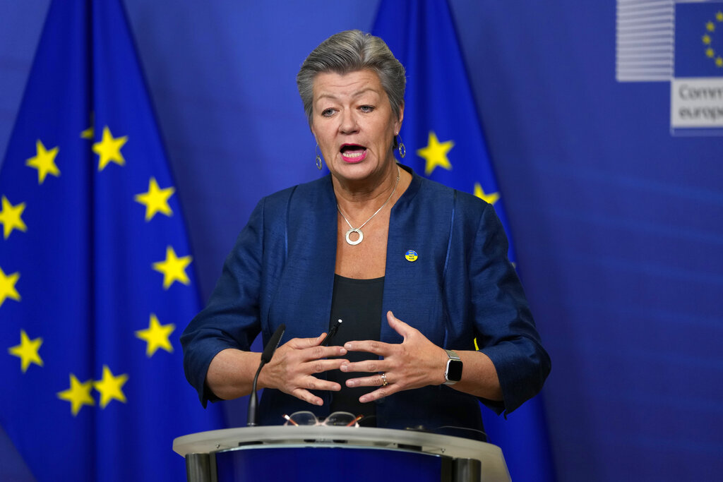 Европейската комисия иска да увеличи връщанията на нередовни мигранти и
