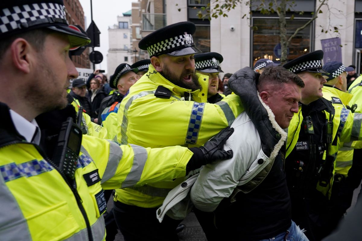 Stephen Yaxley Lennon Arest UK Velikobritania Policai Protest AP