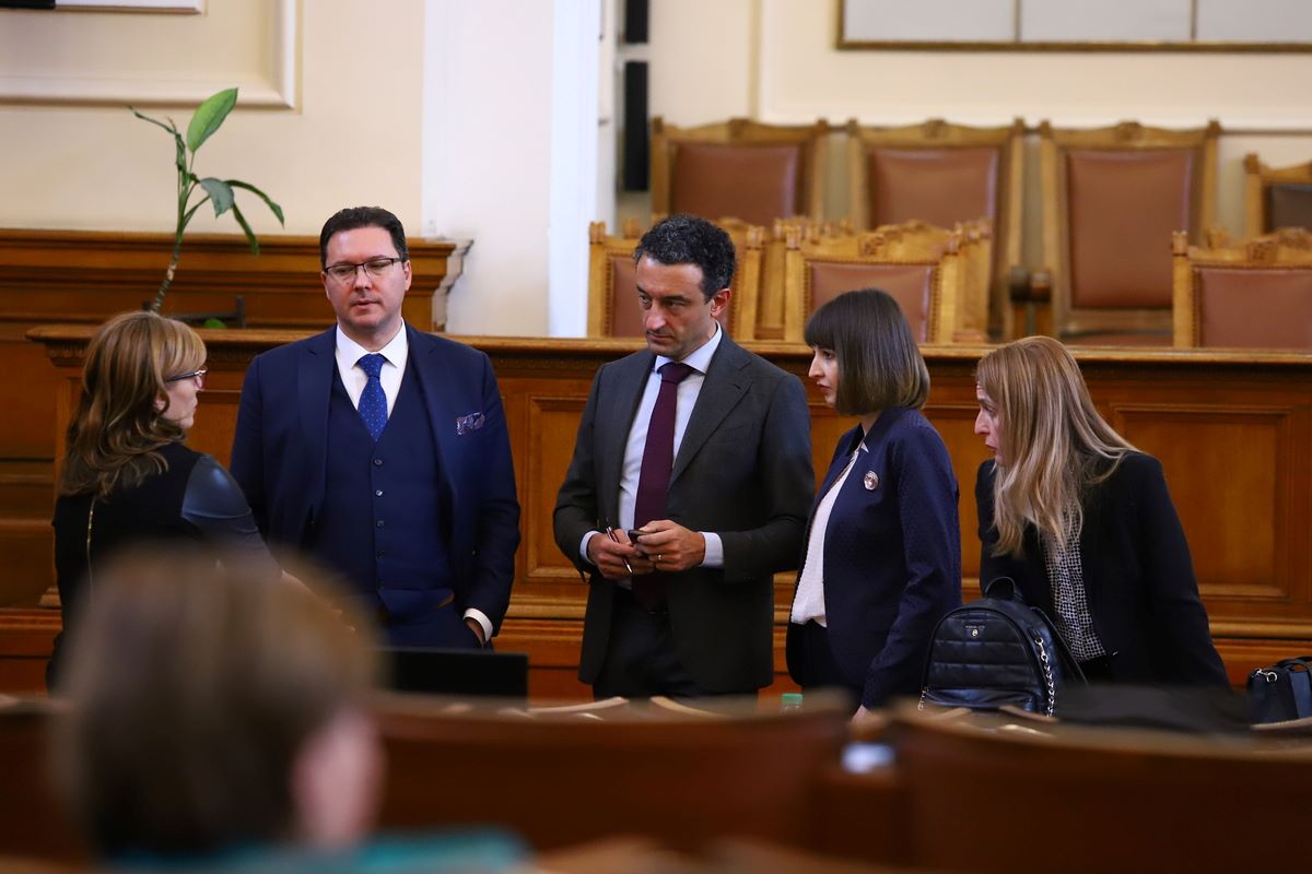 Напрежение между депутатите на ГЕРБ и Демократична България“.
Народните представители изслушват