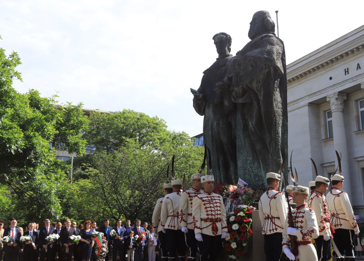 На 11 май църквата почита паметта на Светите равноапостоли Кирил