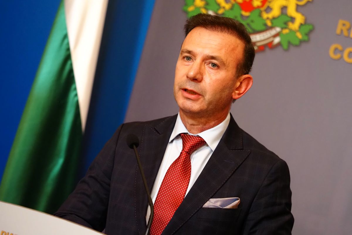 Изненадващо на брифинг с министър председателя Николай Денков подалият оставка вчера