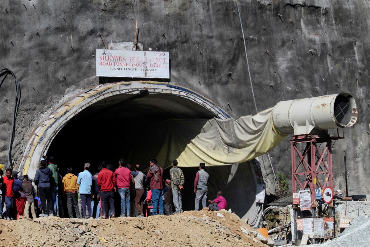 Индийските работници които бяха затрупани в тунел в неделя продължават