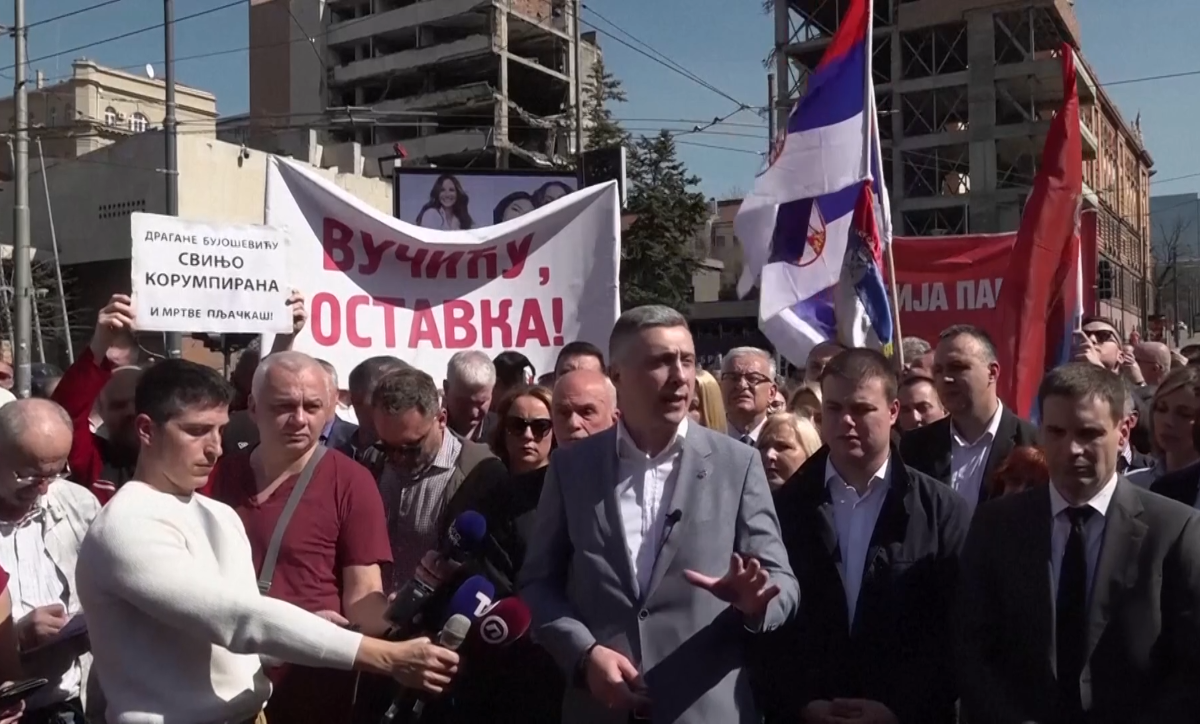 Поддръжници на крайнодясната опозиция в Сърбия излязоха на антиправителствен протест