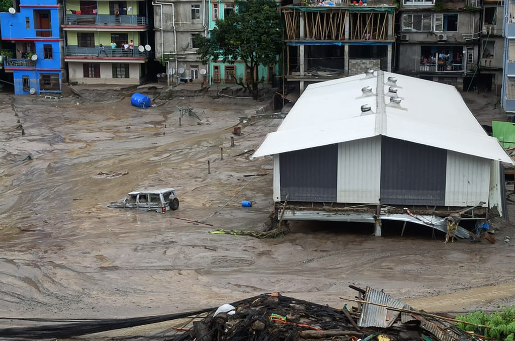 Броят на загиналите при тежките наводнения в Северна Индия продължава
