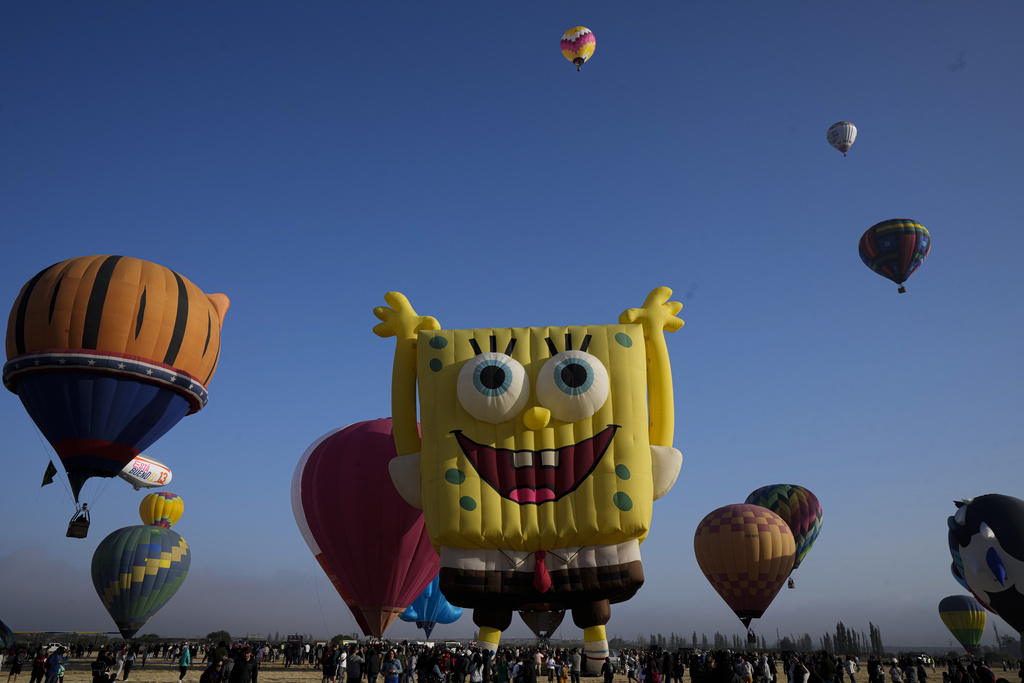 Цветни балони изпълниха небето над столицата на Чили  Сантяго Това небесно шоу се случва в рамките на Международния