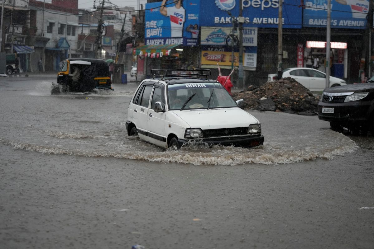 Проливни мусонни дъждове връхлетяха индийската столица Ню Делхи Те предизвикаха