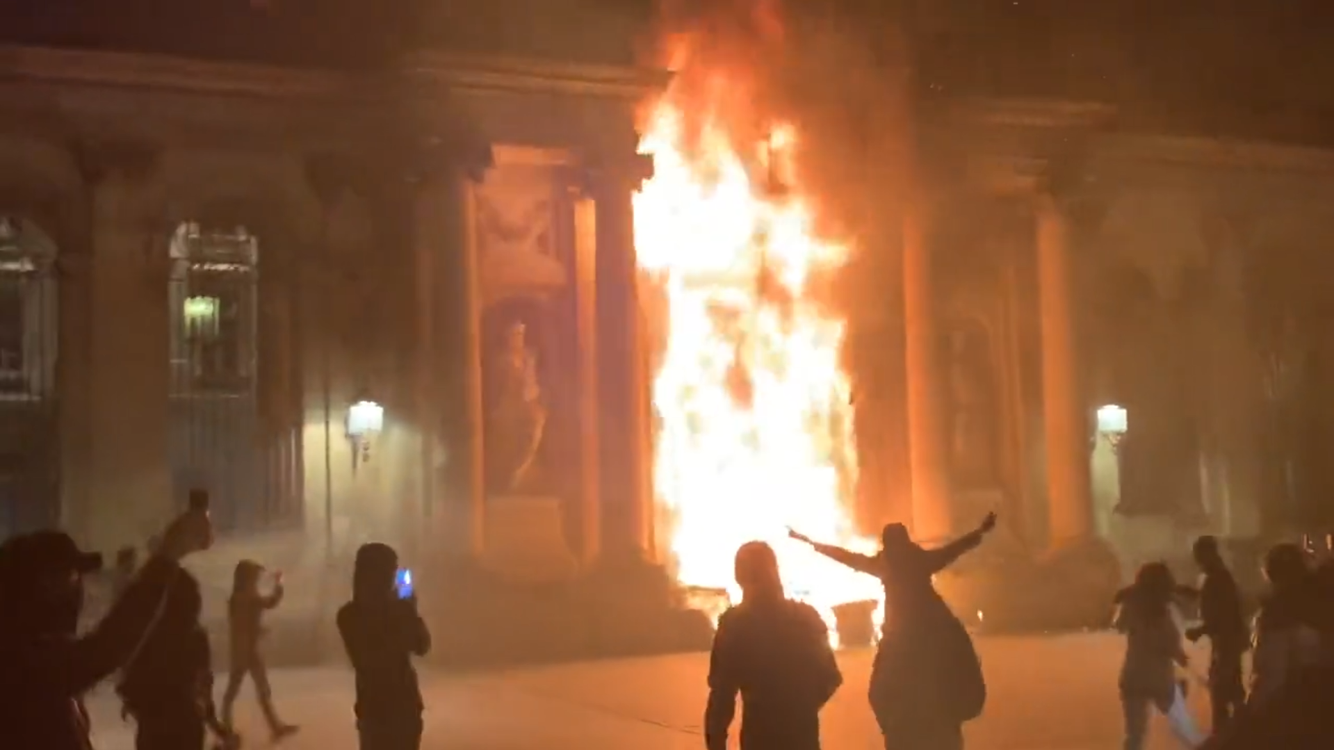 В късните часове кметството на Бордо беше подпалено, докато във