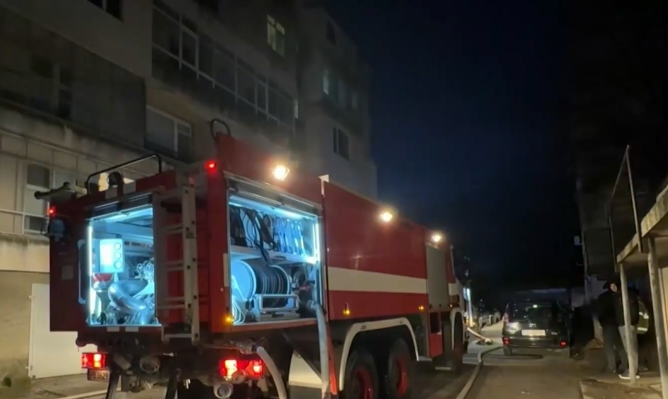 Голям пожар доведе до евакуацията на жилищна сграда в Сопот късно в