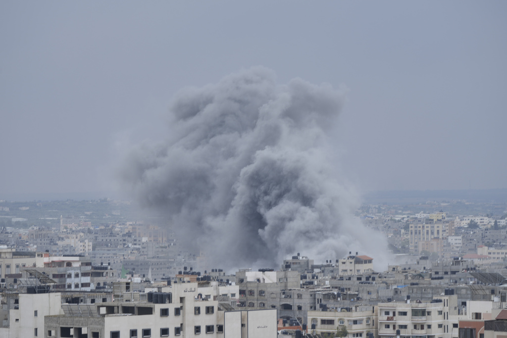 Израел засипа ивицата Газа с още ракети  Стотици хиляди резервисти остават