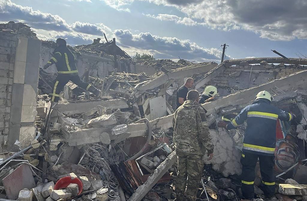 Най-малко 49 души са убити при руски ракетен удар по хранителен
