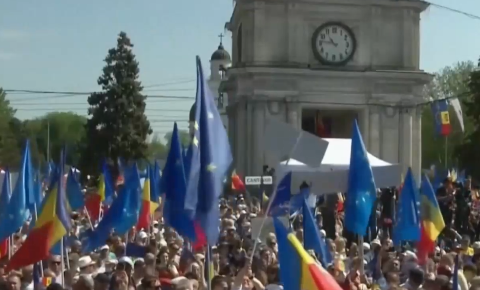 Повече от 75 хиляди молдовци прекараха неделния ден на площада
