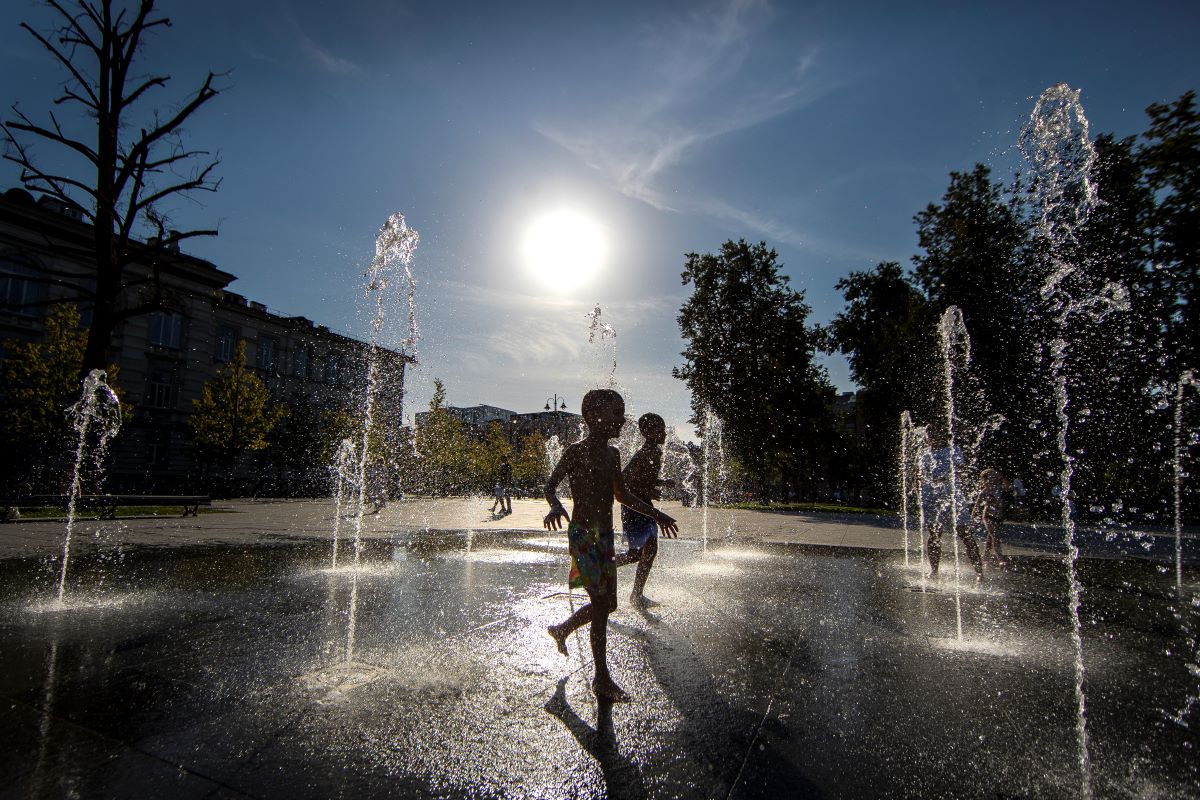 Най топло ще бъде днес в Русе и Пловдив  където термометрите ще отчетат над 40 градуса В София   около 36  По Черноморието ще бъде предимно слънчево  Температурата на морската вода е 23° 25°