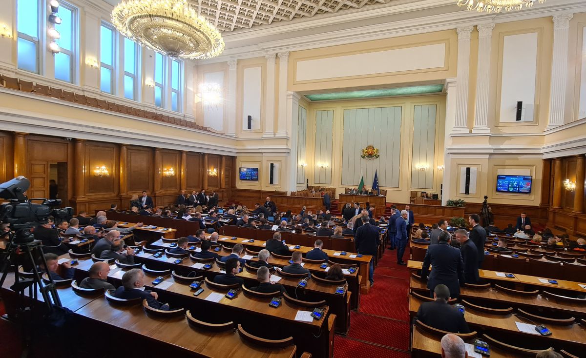 Очаква се депутатите да гласуват днес председател на Народното събрание и да сформират парламентарните комисии Росен Желязков