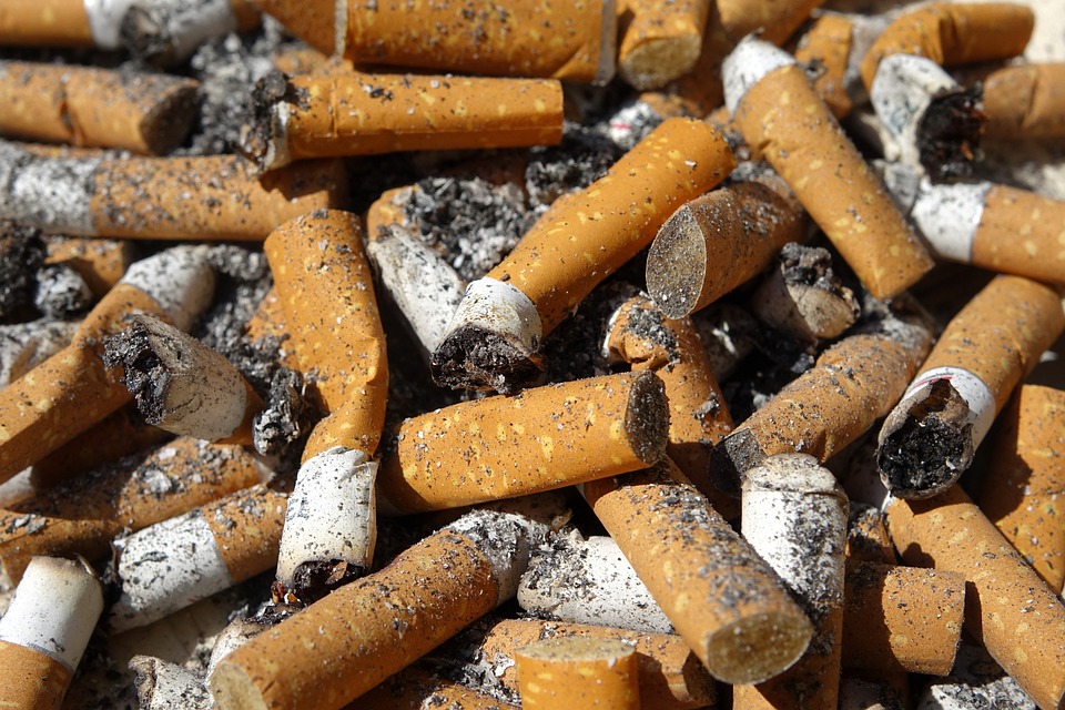Фасове от цигари се срещат навсякъде по улиците в Европа.