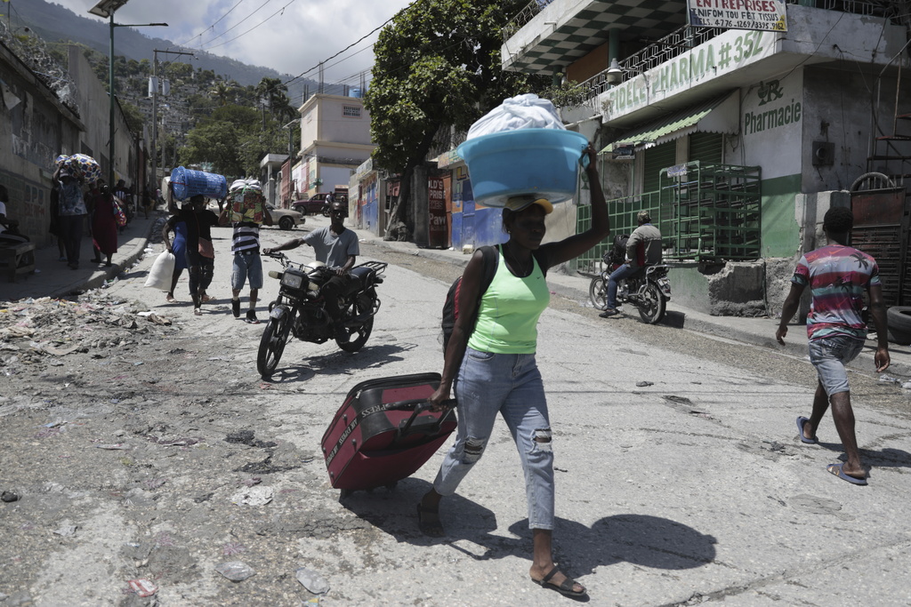 Стотици жители на столицата на Хаити Порт-о-Пренс трябваше да напуснат домовете си заради нарастващото насилие. 80% от града се контролира от