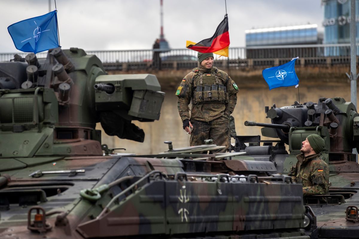 Докато съюзниците от НАТО отхвърлят призивите за изпращане на сухопътни