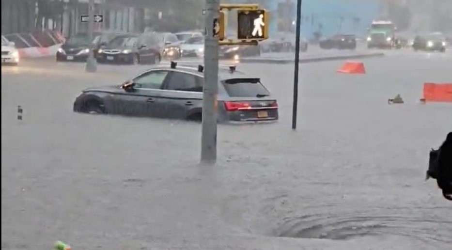 Властите в Ню Йорк обявиха извънредно положение заради наводнения в