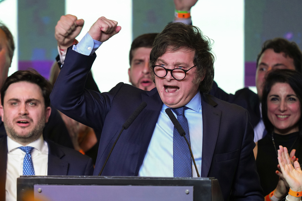 Популистът Хавиер Милей спечели убедително президентските избори в Аржентина в
