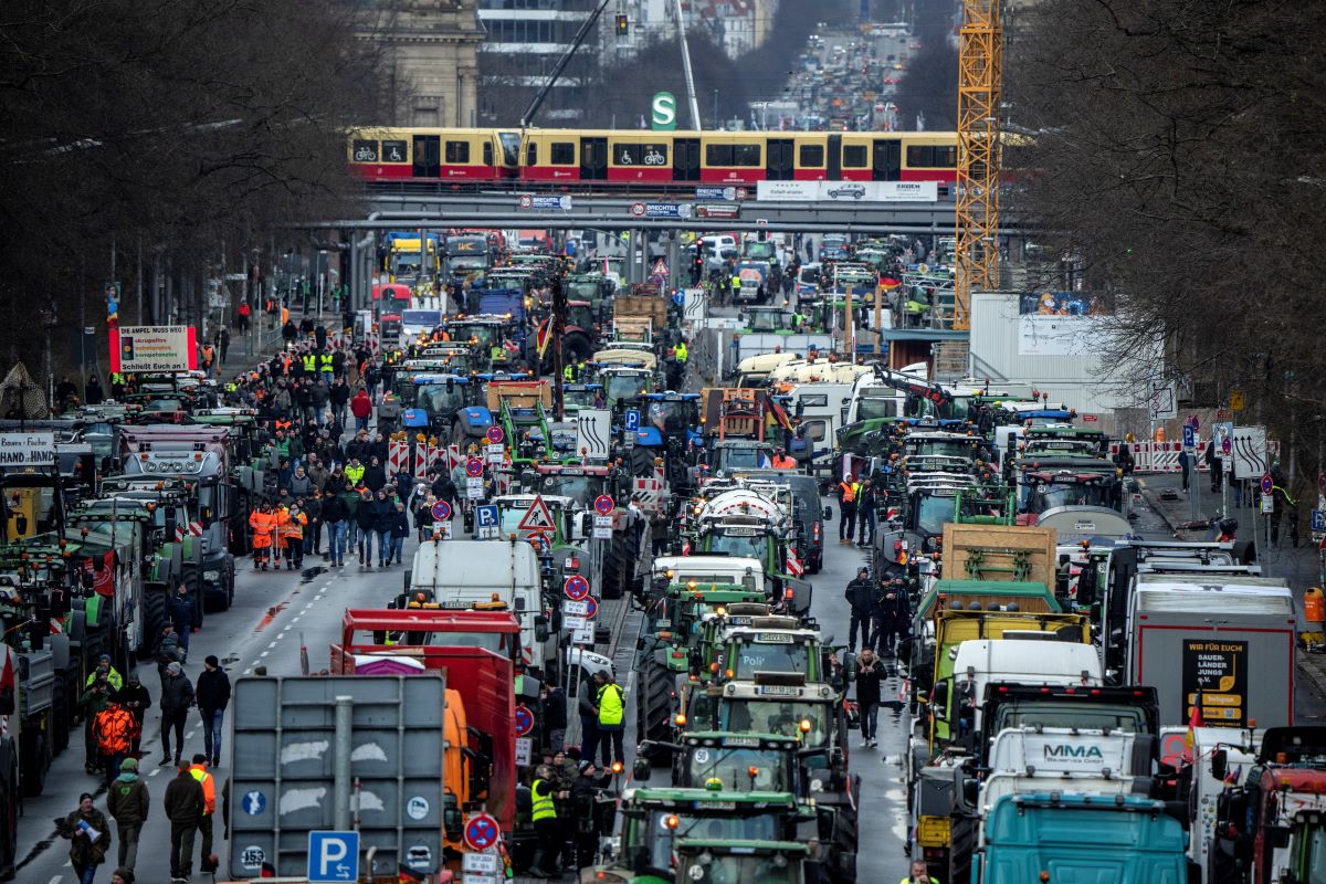 Germania Fermeri Traktori Zemedelci Protest AP