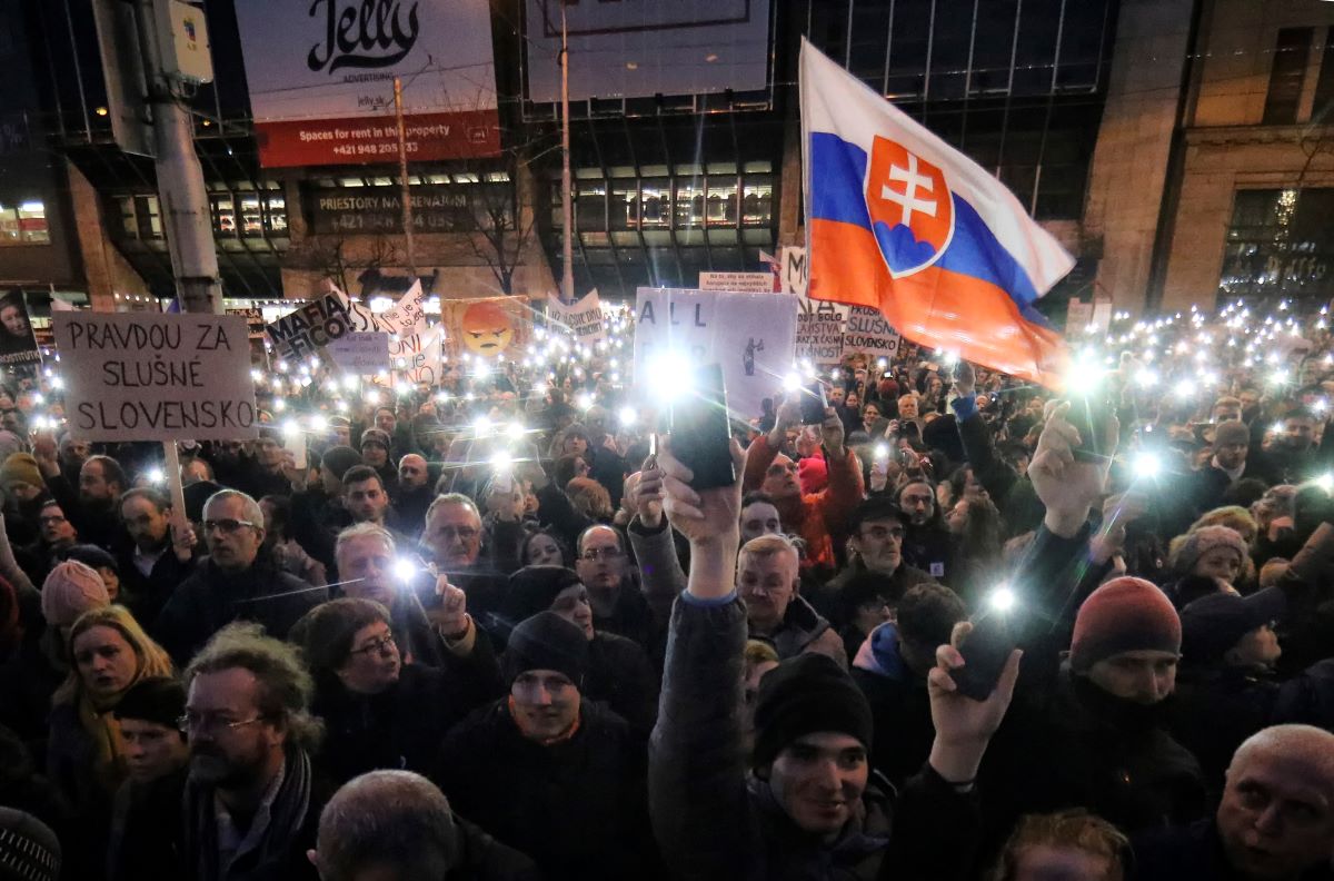 Хиляди словаци протестираха в Братислава срещу спорния план на правителството