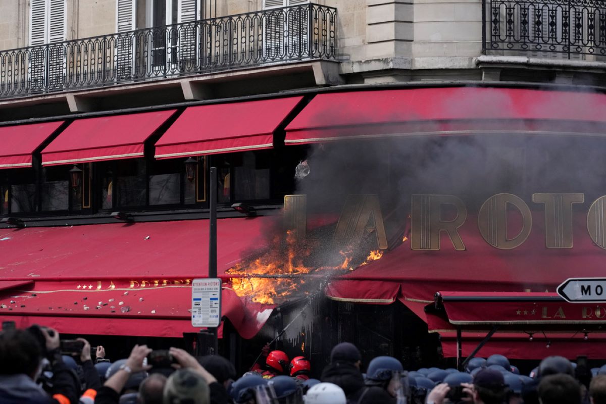 Francia Paris Restorant Makron Protesti AP