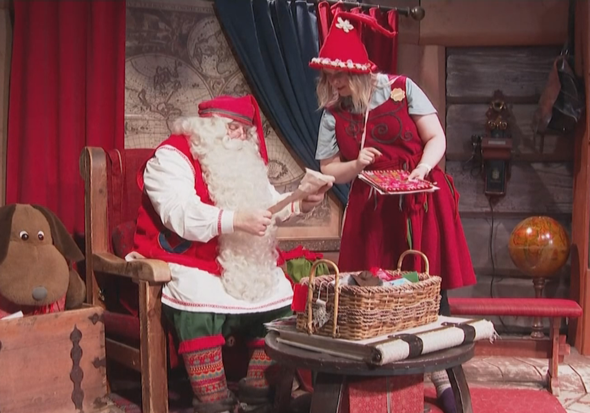 Дядо Коледа и неговите елфи се запознават със съдържанието на