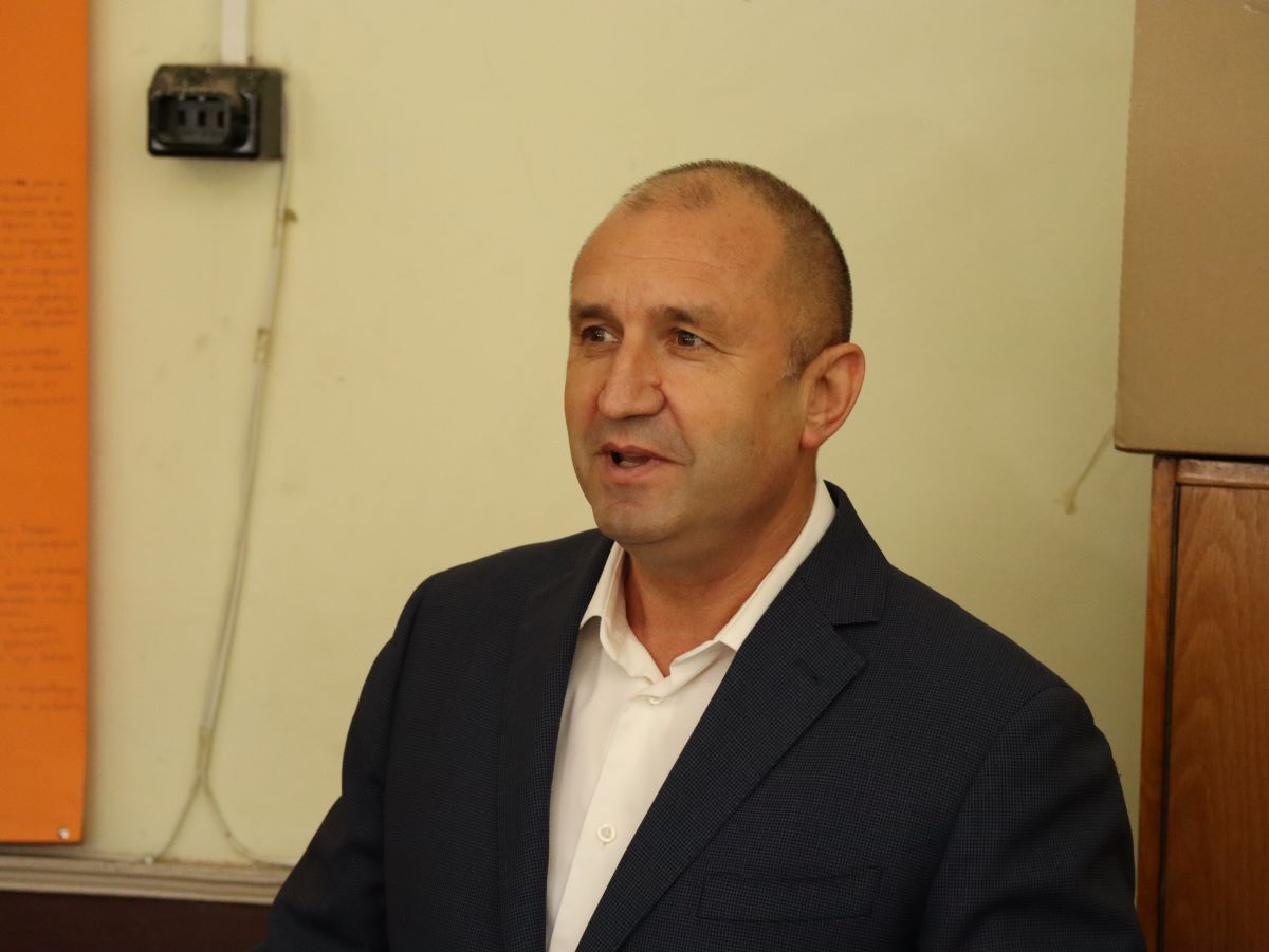 Близо една трета от българите одобряват кабинета на Николай Денков