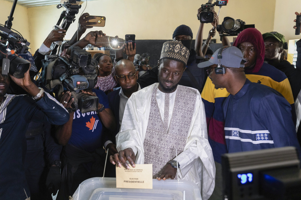 Опозиционният кандидат Басиру Диомайе Файе води на предсрочните президентски избори в Сенегал, след като няколко други кандидати признаха поражението