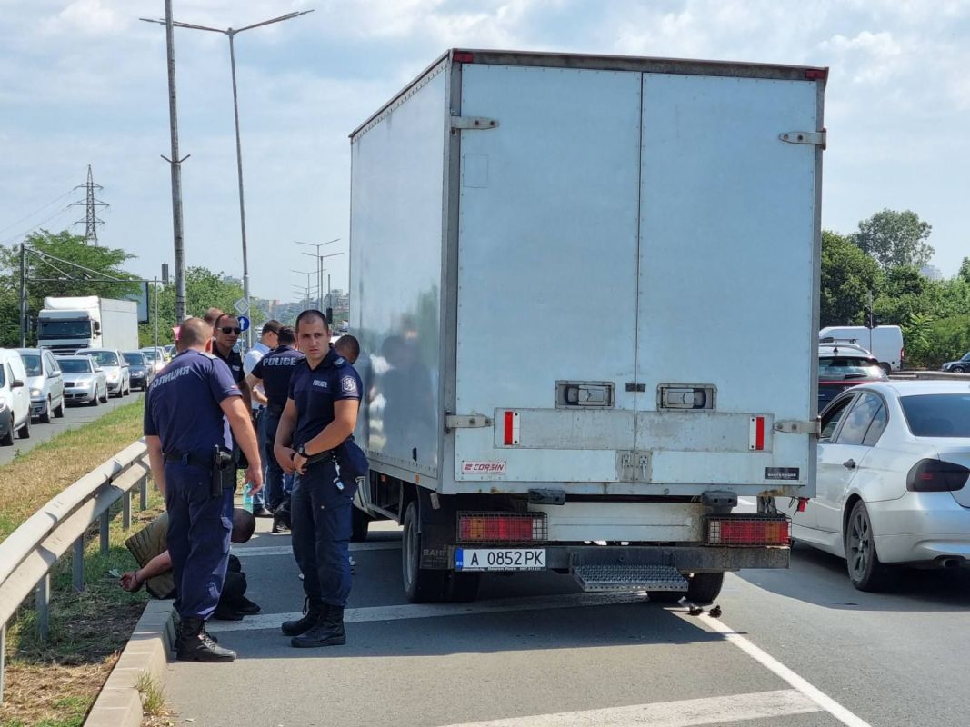 18 мигранти са задържани след гонка с полицията в Бургас