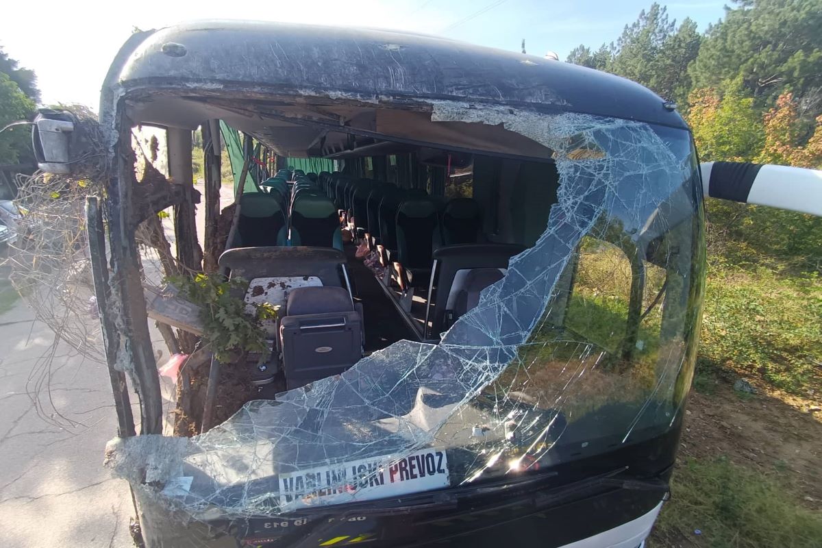 Автобус с 16 деца е катастрофирал край Дряново а шофьорът  мъж на 73
