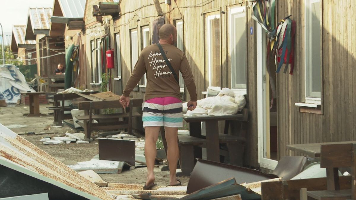 Продължава разчистването на щетите  нанесени след бурята в Бургаско А обстановката в засегнатите места постепенно