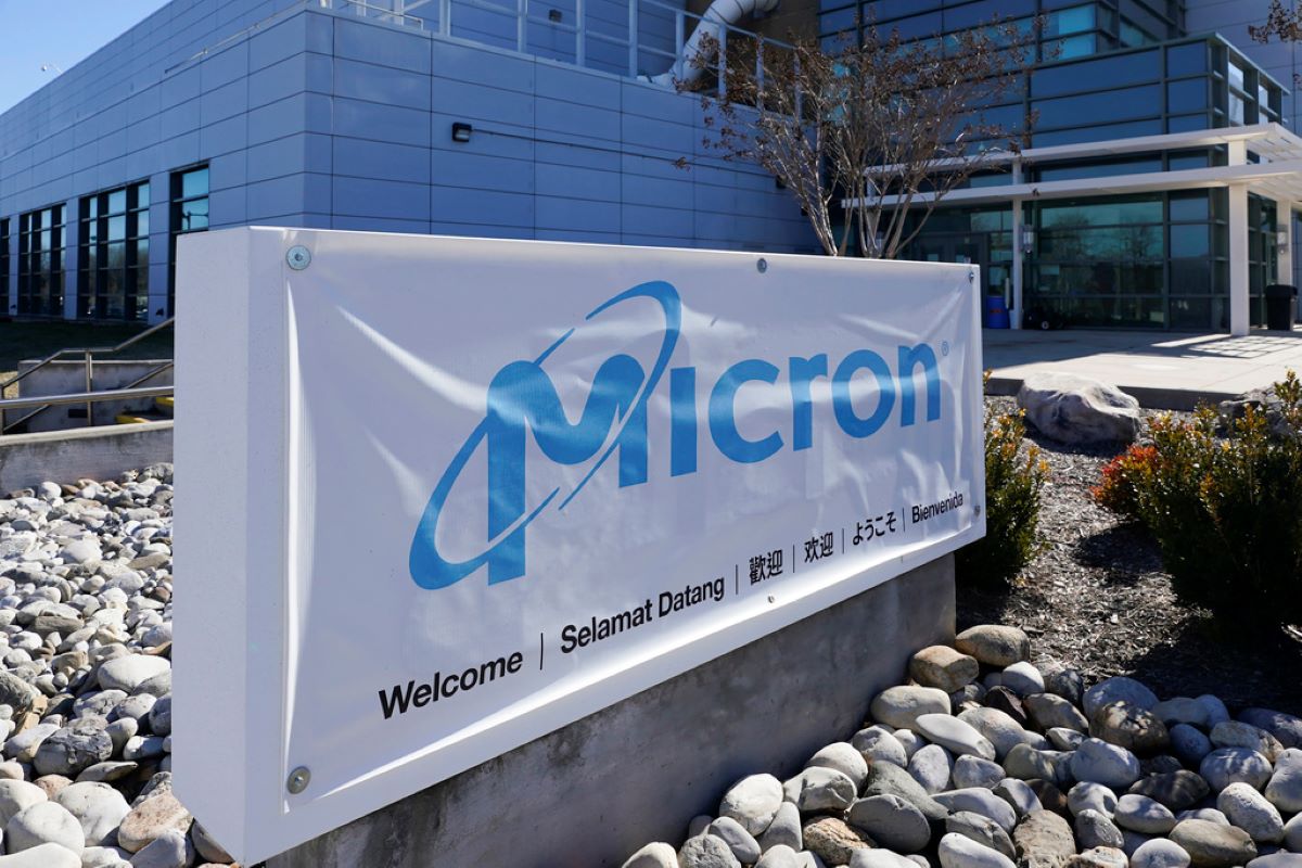 Американският производител на чипове Micron заяви че ще инвестира повече