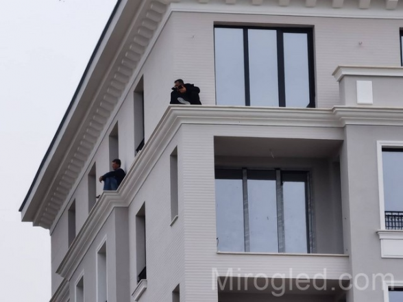 Двама работници от турски произход са се качили на перваза