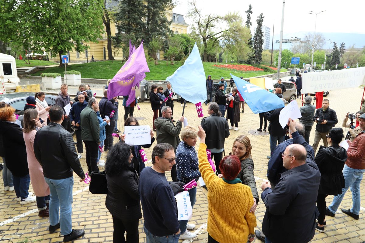 Работещи в държавните архиви  протестират с искане за увеличение на заплатите с 30   В протеста участват представители на КНСБ