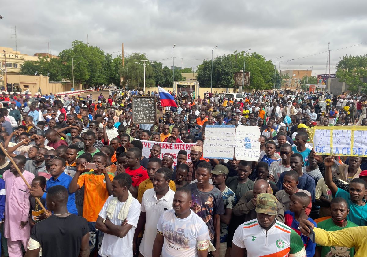 Делегация от западноафриканския регионален блок ЕКОВАС водена от бившия нигерийски