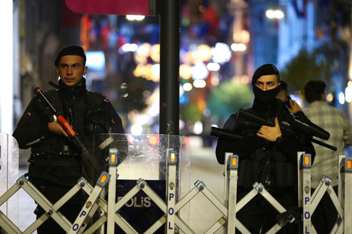 Експлозия разтърси центъра на Истанбул на популярната туристическа улица Истиклял