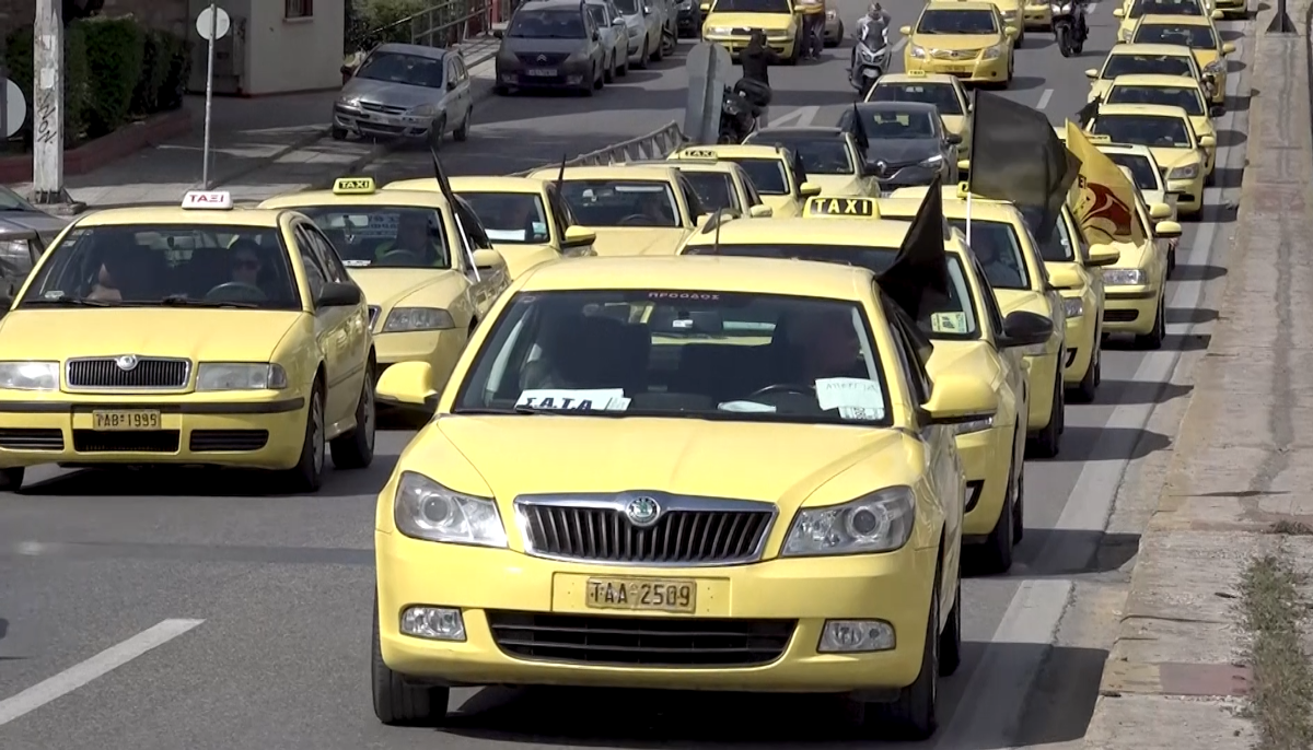 Таксиметрови шофьори в Гърция стачкуват. Те развяваха черни знамена и
