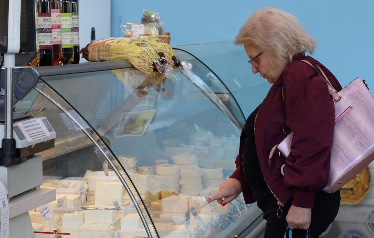 Причините за високите цени на млечните продукти ще проверяват НАП и Българската