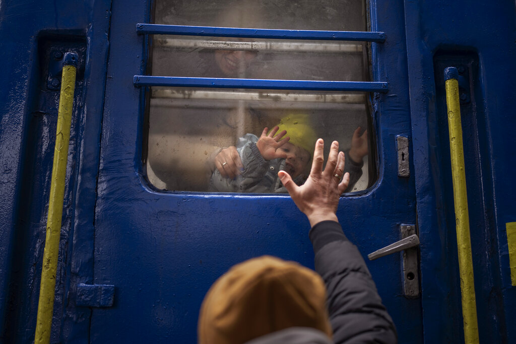 От руски плен до Нидерландия – шест украински деца пристигнаха