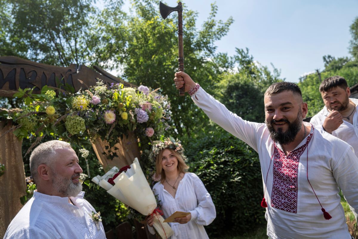Украинска двойка доброволци от армията се венча а също организира
