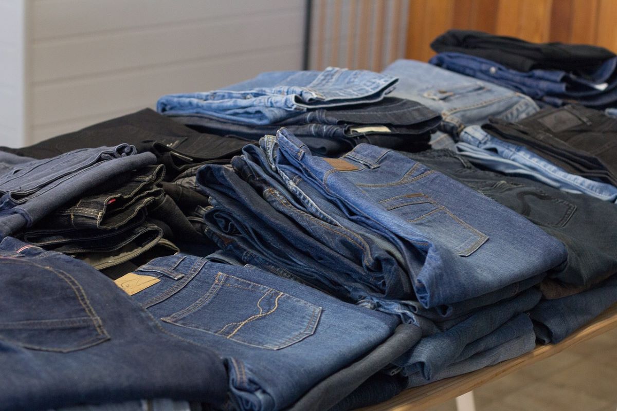 Френското правителство стартира схема за поправка на стари дрехи и