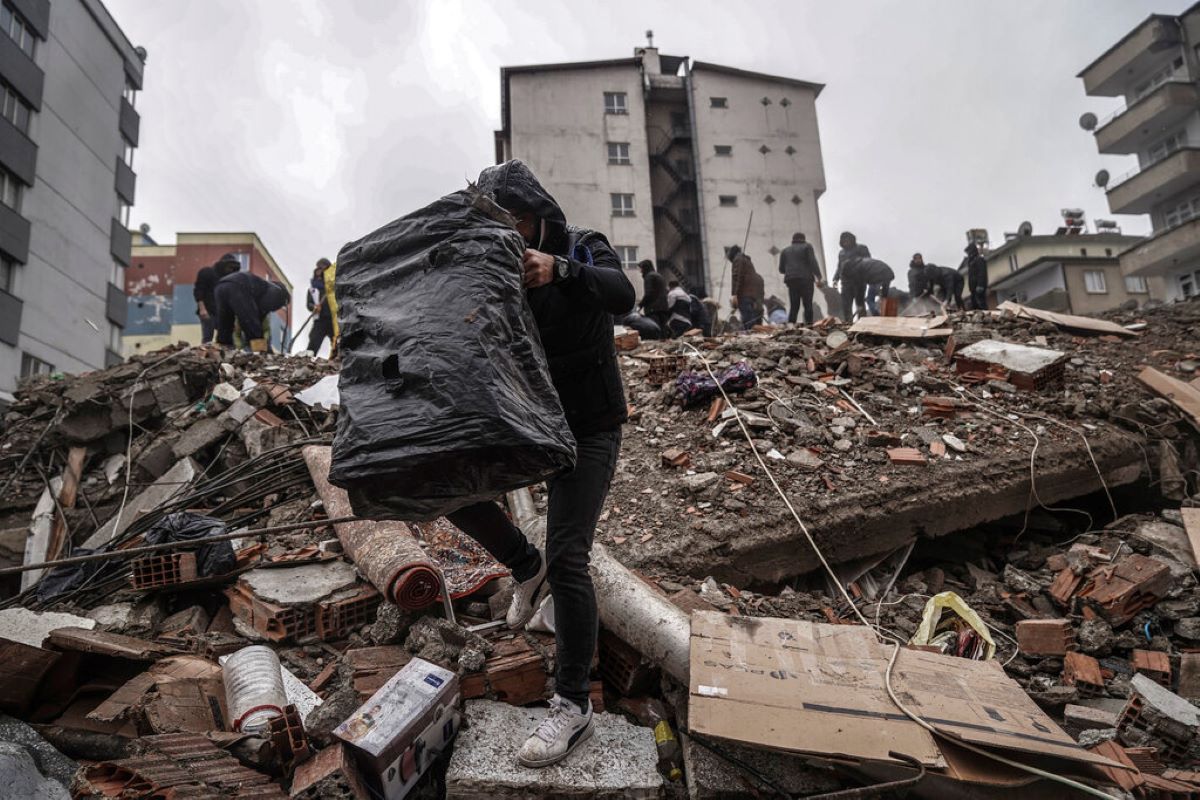 Турските власти разследват над 600 души за строежа на сградите