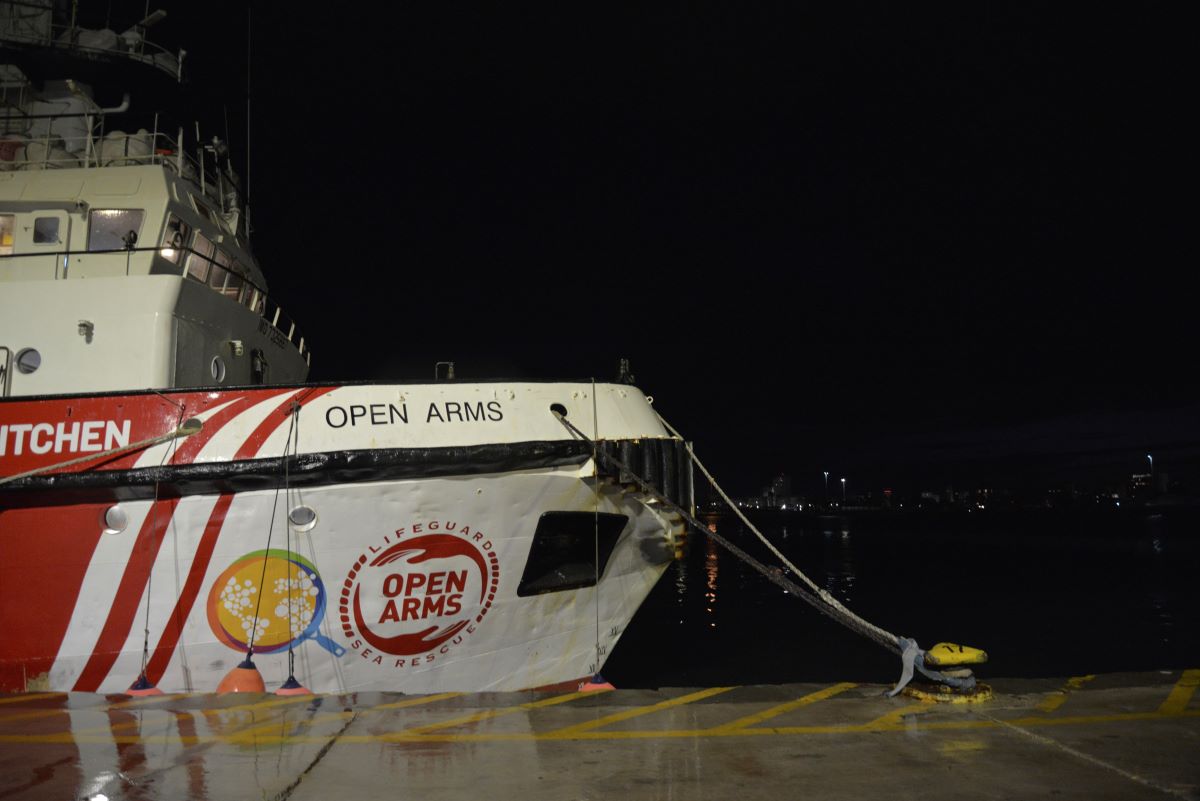 Кораб собственост на испанската благотворителна организация Open Arms е в