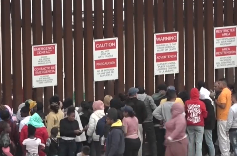 От петък насам хиляди мексиканци чакат на границата със САЩ