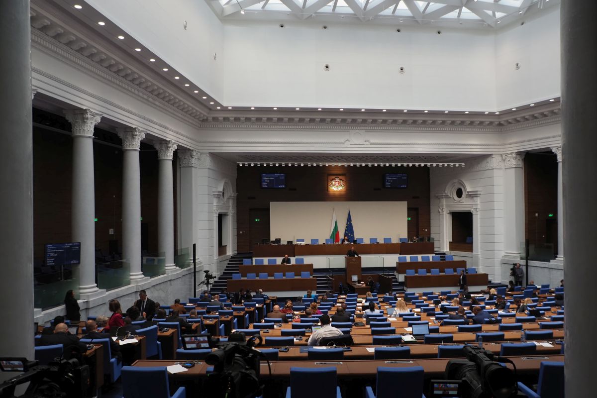 Депутатите се събират на извънредно заседание  Народните представители трябва да гласуват на второ четене в