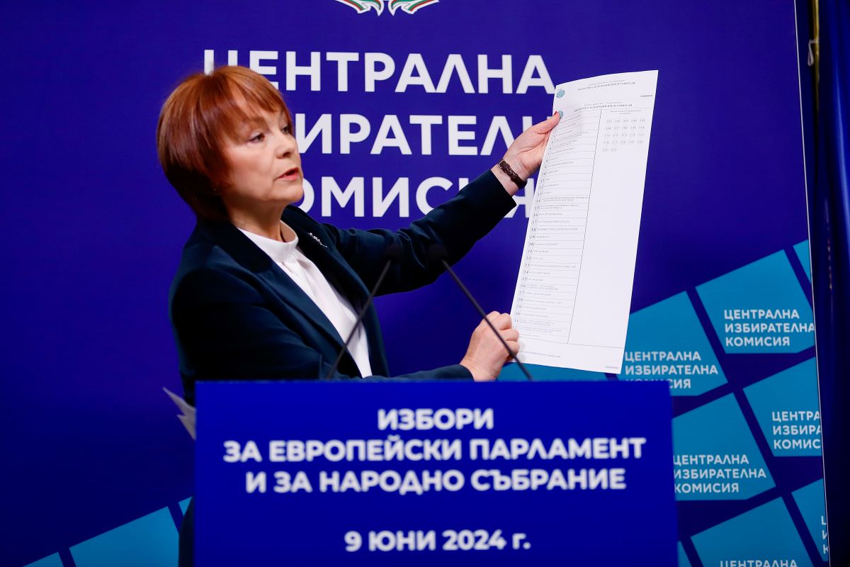Централната избирателна комисия показа хартиените бюлетини за двата вида гласуване