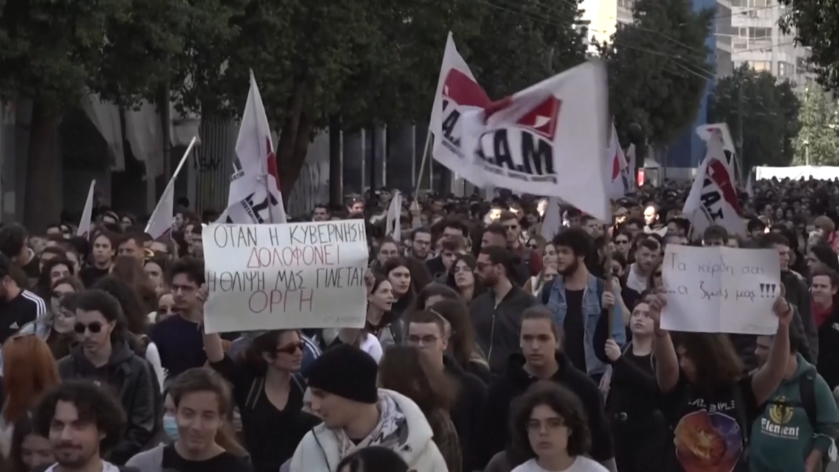 И днес хиляди излязоха на шествия в цяла Гърция с